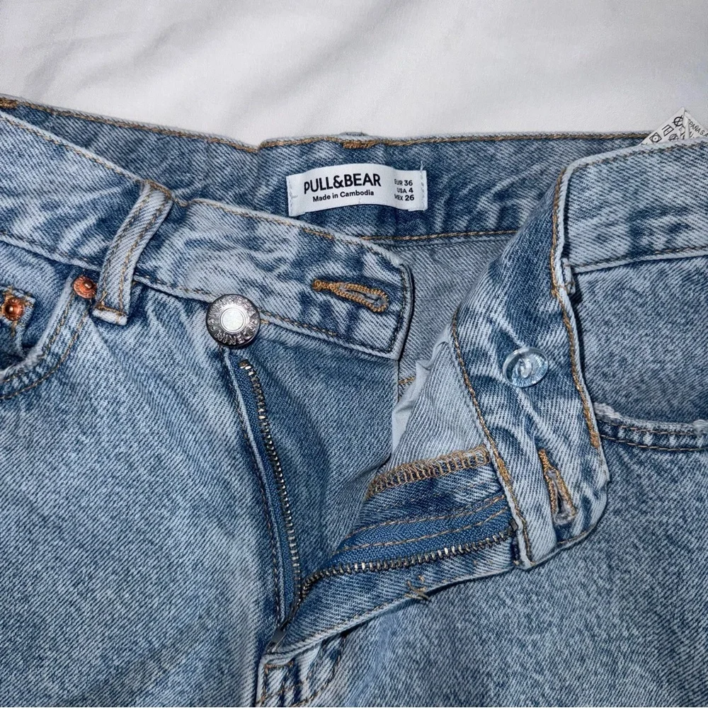 🟡 Pull&Bear Cross Waist Jean Shorts - Picture 2 of 3